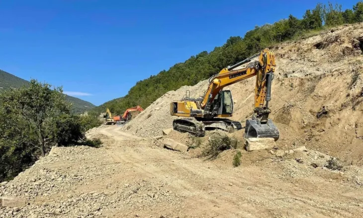 Hodhi inerte në tokën e një banori të zonës, nën hetim inxhinieri i rrugës Ballaban-Berat
