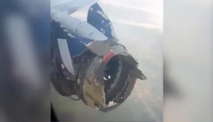 Horror në ajër/ Motori i avionit shpërthen gjatë fluturimit, kaos mes pasagjerëve në bord, piloti bën ulje emergjente