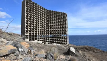 “Hoteli Fantazmë” në Tenerife do të shembet pas 50 vitesh braktisjeje, prishja e tij do të kushtojë 2.3 milionë euro