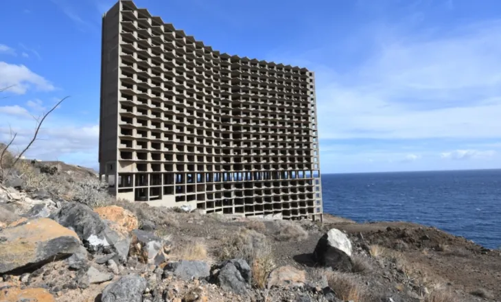 “Hoteli Fantazmë” në Tenerife do të shembet pas 50 vitesh braktisjeje, prishja e tij do të kushtojë 2.3 milionë euro