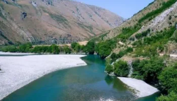 Humbet gjurmët bariu 65-vjeçar në Tepelenë, dyshohet se e ka marrë rrjedha e Vjosës (Emri)