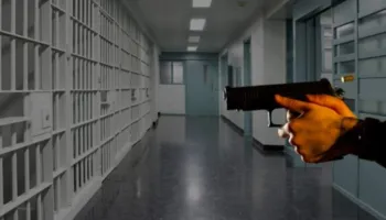 I burgosuri vritet nga një tjetër i dënuar në zyrën e drejtorit të burgut në Greqi, në vendngjarje dhe Alket Rizai