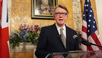 I doli emri në dokumentet e dosjes Epstein, ish-ambasadori britanik në SHBA Peter Mandelson arrestohet për shpërdorim detyre