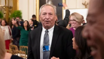 I doli emri në dokumentet e dosjes Epstein, ish-sekretari i Thesarit të SHBA-së jep dorëheqjen si profesor në Universitetin e Harvardit