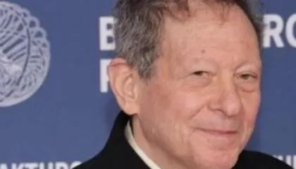 I doli emri në dokumentet e reja të çështjes Epstein, biznesmeni i njohur amerikan jep dorëheqjen si kryetar ekzekutiv i Hyatt