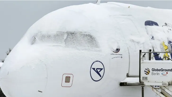 I ftohtë ekstrem “mbërthen” Gjermaninë/ Aeroporti i Berlinit mbyllet për shkak të akullit të zi