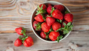 I gjejmë gjerësisht në treg, 4 vlerat ushqyese të luleshtrydhes