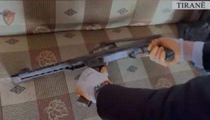 I gjenden arsenal armësh dhe municion luftarak, arrestohet 63-vjeçari në Bërzhitë