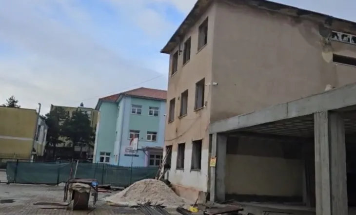 I mituri u godit nga inertet pranë kantierit të ndërtimit, procedohet punonjësi i firmës në Kukës