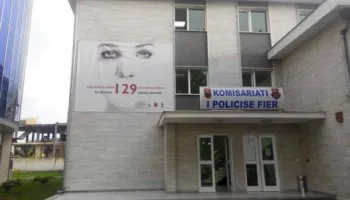 I moshuri në Fier plagos me thikë nipin, policia i gjen fishekë në shtëpi