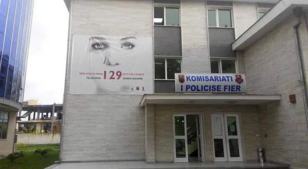 I moshuri në Fier plagos me thikë nipin, policia i gjen fishekë në shtëpi