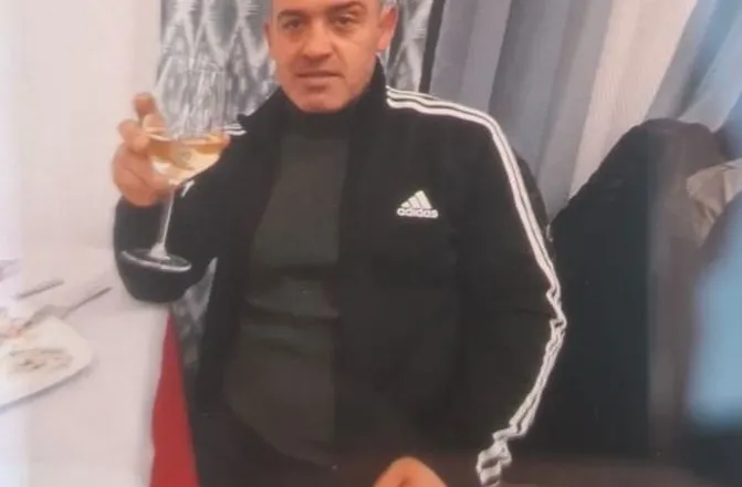 I parkoi makinën para banesës/ Zbardhet shkaku i vrasjes me thikë të 47-vjeçarit në Kavajë (Emri)