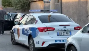 I riu përplas qëllimisht me makinë çiftin e bashkëshortëve, shpallet në kërkim