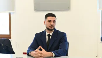 I sapo dalë nga bankat e shkollës, 24-vjeçari emërohet zv.drejtor i Portit Durrës (Emri)