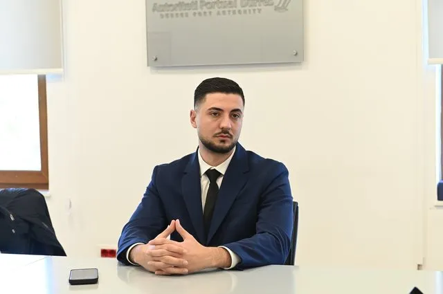 I sapo dalë nga bankat e shkollës, 24-vjeçari emërohet zv.drejtor i Portit Durrës (Emri)
