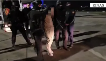 I shoqëruar nga ‘Shqiponja’ e ‘Operacionalja’, Durim Bami mbërrin në Rinas!