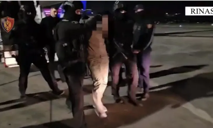 I shoqëruar nga ‘Shqiponja’ e ‘Operacionalja’, Durim Bami mbërrin në Rinas!