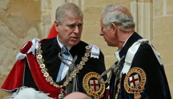 I vëllai përmendet në dosjet e çështjes ‘Epstein’, Mbreti Charles injoron pyetjet e gazetarëve për Dukën Andrew