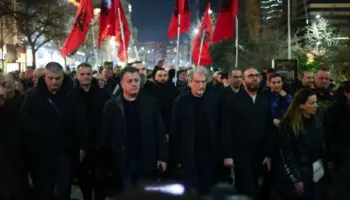 I vunë zjarrin vilës së ish-diktatorit Enver Hoxha, Bardhi: Të paktën nuk ka njerëz të lënduar