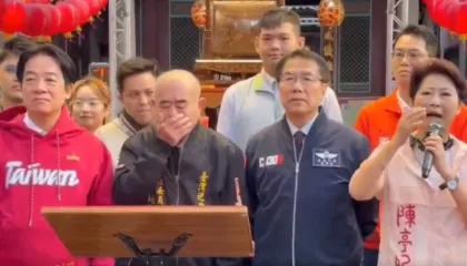 Incident i papritur gjatë festës së Vitit të Ri Hënor, zyrtari vjell mbi presidentin e Tajvanit (VIDEO)