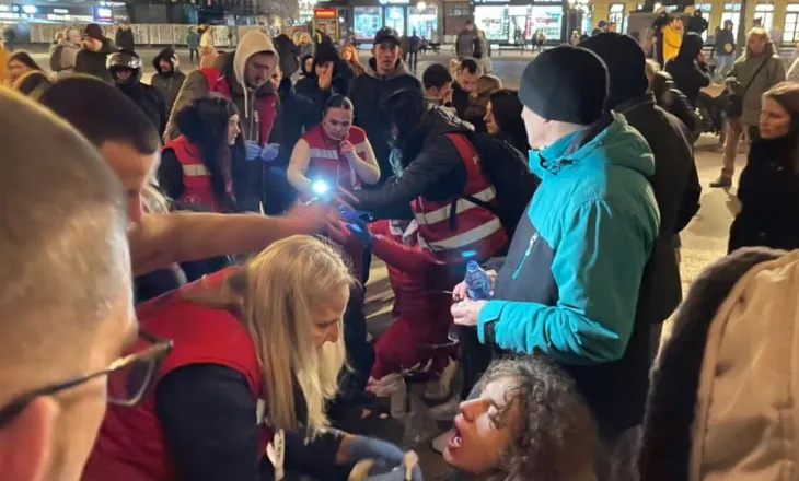 Incidente në Novi Sad/ Tre protestues lëndohen gjatë përplasjes mes mbështetësve të pushtetit dhe studentëve