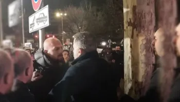 Incidenti në Parlament/ Noka e quajti polic të infiltruar dhe e largoi me forcë, Tetem Toraj kallëzon deputetin e PD