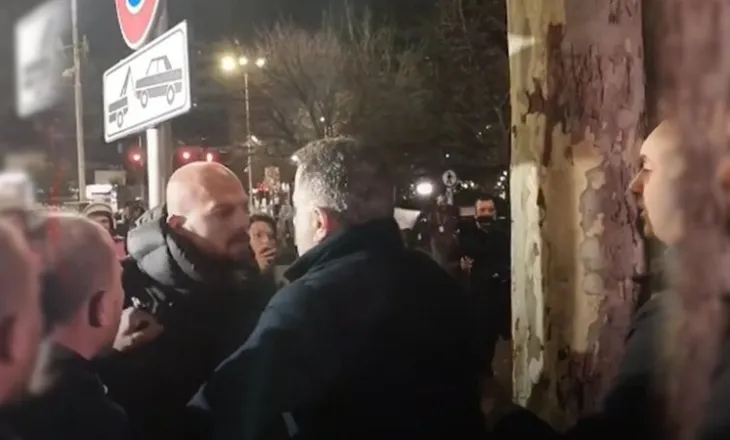 Incidenti në Parlament/ Noka e quajti polic të infiltruar dhe e largoi me forcë, Tetem Toraj kallëzon deputetin e PD