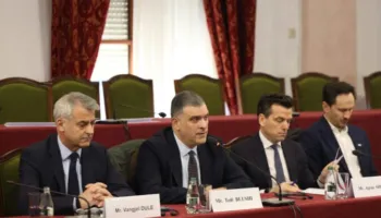 “Integrimi në BE kërkon standarde”/ Tedi Blushi takon delegacionin e AFET në Tiranë: Shqipëria po rrëshqet drejt…
