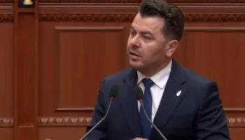 Interpelanca me Kumbaron/ Kapri: Modeli i saj është Arta Dollani sa herë ndërron ministri e merr me vete