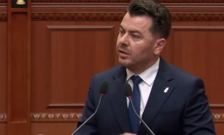 Interpelanca me Kumbaron/ Kapri: Modeli i saj është Arta Dollani sa herë ndërron ministri e merr me vete