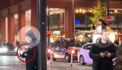 Investigimi i BBC/ Dy vëllezër shqiptarë filmojnë vajzat natën në rrugë dhe fitojnë para me miliarda klikime