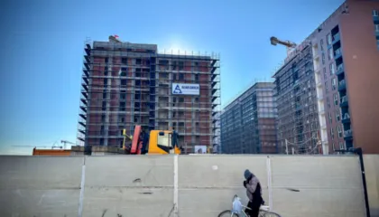 Investigimi i medias paneuropiane: Çmenduri ndërtimesh në Tiranë, kullat janë bosh kurse çmimet në qiell