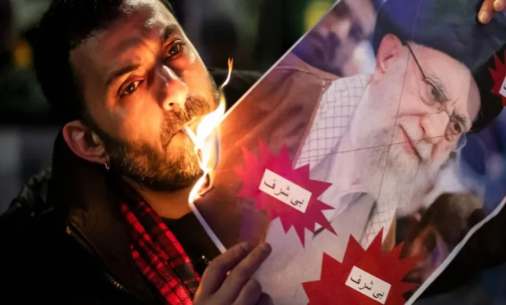 Irani kërkon ndryshime në bisedime, ndërsa tensionet e brendshme rriten