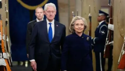 Ish-presidenti Clinton dhe bashkëshortja e tij pranojnë të dëshmojnë për Epstein, shmanget vota për shpalljen në përbuzje të Kongresit