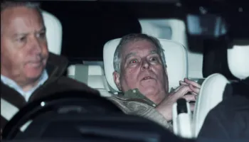 Ish-Princi Andrew lirohet disa orë pas arrestimit për dosjen “Epstein”, policia vazhdon kontrollet në Royal Lodge