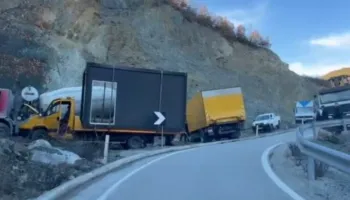 Ishte caktuar si rrugë alternative pas bllokimit te Arra e Gurrës, dy kamionë paralizojnë aksin Moglicë-Gramsh