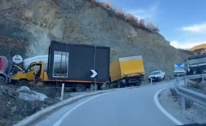 Ishte caktuar si rrugë alternative pas bllokimit te Arra e Gurrës, dy kamionë paralizojnë aksin Moglicë-Gramsh