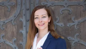 “Ishte dashuri me shikim të parë…”/ Nga njohja me këngëtarin deri tek takimi me vajzën, rrëfehet gruaja e Mirit