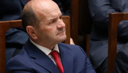 Ismail Syla: Thesi, pasqyra dhe maska