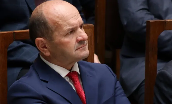 Ismail Syla: Thesi, pasqyra dhe maska