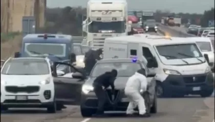 Itali/ Si skenë filmi aksion: Grabitës të maskuar bllokojnë autostradën dhe hedhin në erë mjetin e blinduar