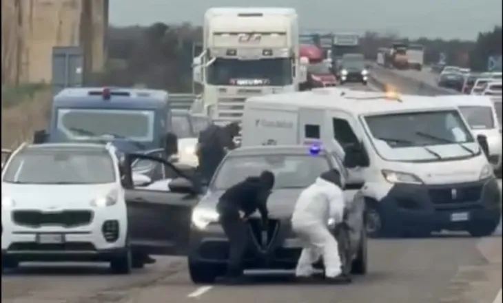 Itali/ Si skenë filmi aksion: Grabitës të maskuar bllokojnë autostradën dhe hedhin në erë mjetin e blinduar