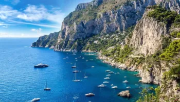 Italia ia thotë “boll” turizmit masiv: Vendosen kufizime në Kapri