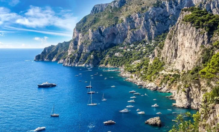 Italia ia thotë “boll” turizmit masiv: Vendosen kufizime në Kapri