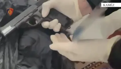 Iu gjet armë dhe municion luftarak në banesë, arrestohet 51-vjeçari në Kamëz