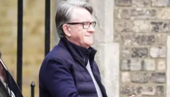 Iu zbuluan lidhjet me Jeffrey Epstein, arrestohet ish-ambasadori britanik në SHBA