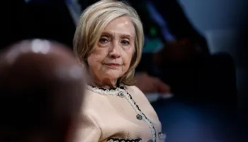 “Jam e tmerruar nga ato që kam mësuar”/ Hillary Clinton për dosjen Epstein: Të pyetet edhe Trump