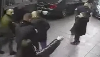 Jashtë shërbimit, u konfliktua për parkimin dhe nxorri armën, pezullohet polici (VIDEO)