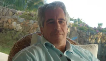 “Jeffrey u vra”, vëllai i Epstein akuzon Departamentin Amerikan të Drejtësisë për mbulim të krimit