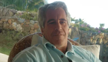 “Jeffrey u vra”, vëllai i Epstein akuzon Departamentin Amerikan të Drejtësisë për mbulim të krimit